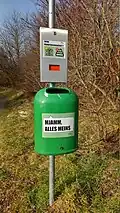 Poubelle publique avec slogan à Traiskirchen (Autriche).