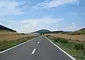 Au fond, les monts Măcin vus du plateau de Casimcea, vers le nord en venant de Constanța