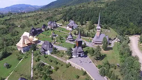 Ansamblul Mănăstirii Bârsana (1), până nu demult cea mai înaltă biserică de lemn din lume(Foto din dronă)