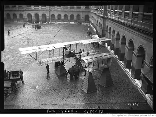 Biplan Maurice Farman MF 123 du capitaine Moris exposé dans la cour d'honneur des Invalides - Sources Bibliothèque nationale de France - Gallica