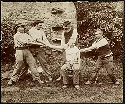 Rebouteux soignant un homme, photographie par Paul ou Charles Géniaux, début du XXe&nbsp;siècle (musée de Bretagne).