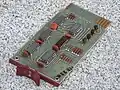 Carte FlipChip à circuits intégrés équipant le PDP-8/I. Cette carte implémente trois bascules.