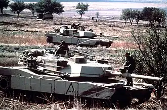 Des M1 Abrams de la 24e&nbsp;division d’infanterie mécanisée en manœuvre lors de l'exercice OTAN Display Determination, en 1987.