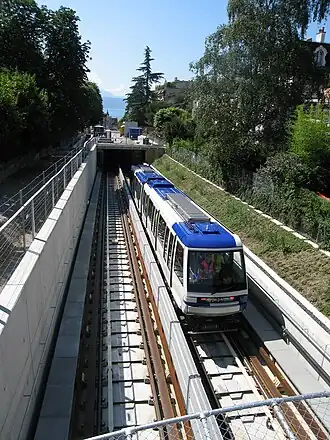 Premier passage d'une rame entre les stations de Grancy et Délices (24 août 2007).