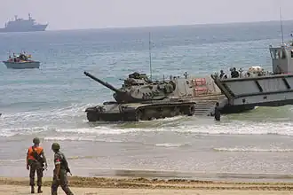Un char M60 Patton lors d'un débarquement