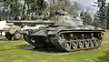 Tank Patton M60 : la roue dentée motrice est  à l'arrière en hauteur.