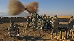 M777 en service auprès de la 10e&nbsp;division de montagne appuyant l'opération Enduring Freedom, dans la province de Lôgar, dans le district de Charkh, en Afghanistan en 2009.