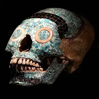 Crâne recouvert de mosaïque Mixtèque. Os, turquoise, pyrite, coquillages. H. 13&nbsp;cm. Mexique, 770-900 EC
