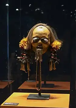 Tête trophée, Mundurucú. Os, cheveux, dents, cire, plumes, fibres. H. 43&nbsp;cm. v. 1880. Brésil.