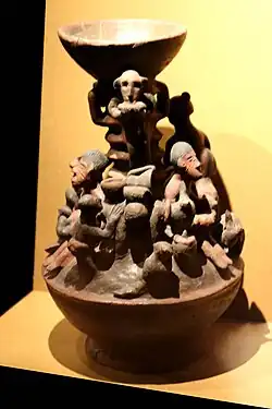 Lampe cultuelle, Bariba. Argile, H. 39&nbsp;cm. Bénin. 1850-1950