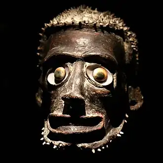 Crâne d'ancêtre surmodelé. Papouasie-Nouvelle-Guinée, Nouvelle-Irlande. Os, pâte végétale, coquillage, chaux, résine, H. 21&nbsp;cm. 1850-1950