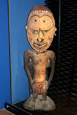 Tabouret d'orateur Iatmul. Bois, pigment, argile, fibres, coquillages. H. 140&nbsp;cm. Papouasie-Nouvelle-Guinée. 1900-1950