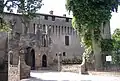 L'entrée du château(XIIIe – XIVe&nbsp;siècles).