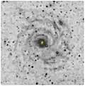 Vue du vaste disque externe de Malin 1. La région centrale jaunâtre correspond au disque interne de la galaxie.