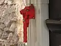 Un marteau brise-vitre.