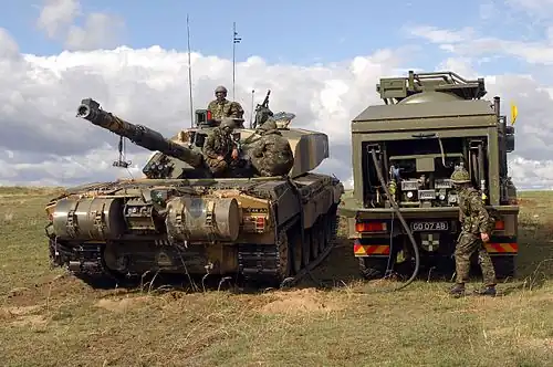 Ravitaillement en carburant d'un Challenger 2 britannique depuis un camion-citerne.