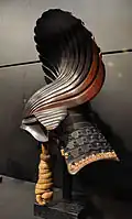 Casque en forme de coquillage (oitaragainari kawari kabuto), début de la période d'Edo, XVIIe&nbsp;siècle.