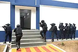 Devant leurs quartiers à l'INS Jarawa.