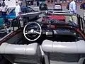 Coup d’œil à l’intérieur d’une 220 S cabriolet.