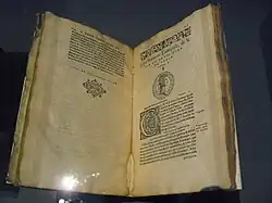 Livre ancien ouvert