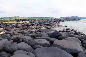 Cité Mbudi à kinshasa/Mont-Ngafula au bord du fleuve congo