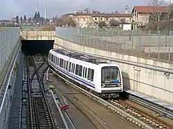 Train quittant la station Poliambulanza en direction du terminus Préalpino.