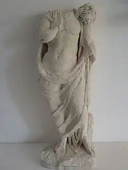 Statue d'Harpocrate. Calcaire du bois des Lens (Arles). H. 1,03 m. Ier siècle. Arles