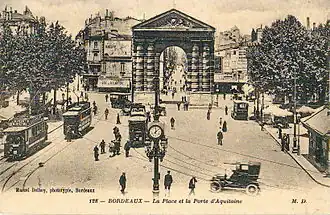 Tramways électriques devant la Porte d'Aquitaine, en captage électrique par perche.