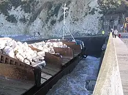 Les deux barges sont ravitaillées au large par un cargo finlandais. Spécialisées dans le clapage maritime, elles sont dotées d'immenses bennes sur vérins hydrauliques.