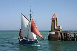 Milpat devant le phare et les estacades de Fécamp en 2013.