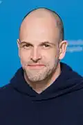 Jonny Lee Miller interprète John Major.