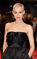 Emilia Schüle(Marie-Antoinette).
