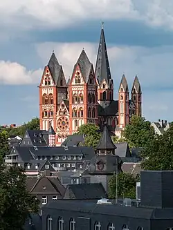 L'église dominant la ville.