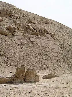 Vestiges du revêtement de la pyramide
