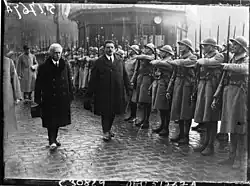 Un détachement du 43e RI présente les honneurs à Édouard Herriot et Henri Jaspar, à Lille le 16 novembre 1927.