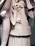 Détail de l'armure du général avec un Gorgoneion au centre