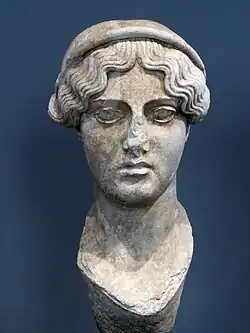 Tête féminine à diadème, de la villa Hadriana
