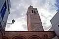 Vue des arcs de la façade et du minaret.
