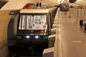 Rame MP 05, nouveau matériel automatique de la ligne, à la station Château de Vincennes.