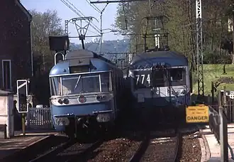 MS 61 et Z&nbsp;23000 en livrée bleue au passage à niveau n° 20 de la gare du Guichet.