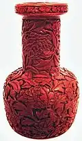 Vase en laque sculptée de la dynastie Ming.
