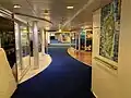 Entrée de la boutique et jeux enfants