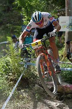  Homme descendant une pente à VTT.