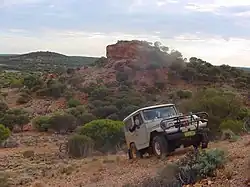 Un véhicule dans le désert de Gibson.