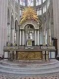 4 chandeliers et une croix, reste d'une garniture issue d'un modèle de Choiselat-Gallien. Cathédrale de Sées