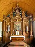Le maître-autel et le retable de l'église.