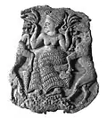 Couvercle incomplet de pyxide en ivoire d'éléphant représentant une déesse maîtresse des chèvres, vers 1250 A.C., 13,7&nbsp;cm, provenant d'Ougarit, Syrie, d'influence mycénienne, musée du Louvre.