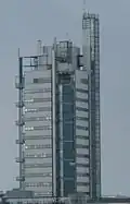 La tour vue du croisement de l'Itäväylä et du Kehä I.