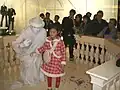 Touristes avec un artiste jouant les statues vivantes