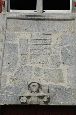 Linteau sculpté.